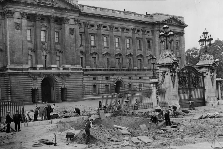 Buckingham Palace bombed during World War Two | Buckingham palace, Historical moments, Old photos