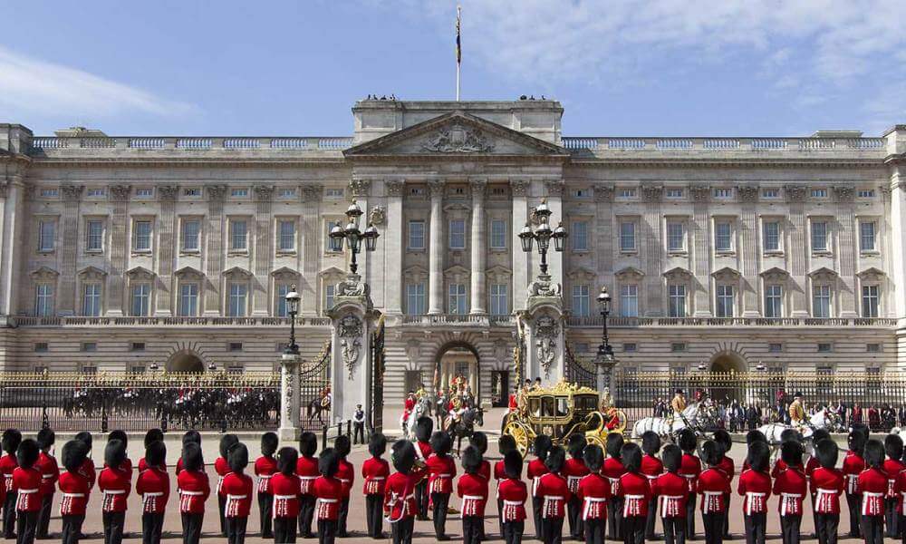 50 Fascinating Facts About Buckingham Palace | The Original Tour