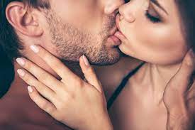 Have a go at sucking their lip briefly-Ways for Having a Long Passionate Kiss With your Love