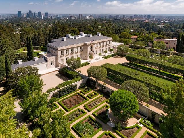 A house that was a gallery: Bought at $23 million-Super Expensive Things Owned by Jeff Bezos