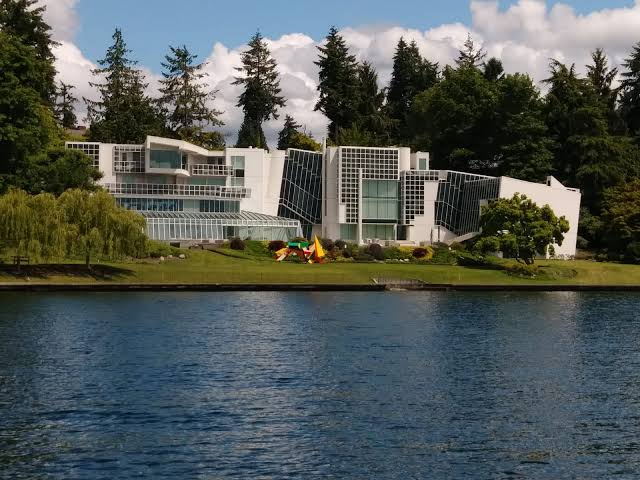 A lake house in Seattle, Washington, where Bill Gates is his neighbor-Super Expensive Things Owned by Jeff Bezos