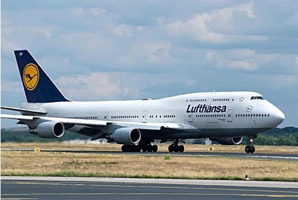 Biggest Passenger Planes in the World-Boeing 747-8