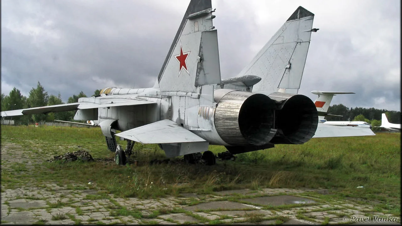 Fastest Aircraft in World-Mikoyan MiG-31 Foxhound